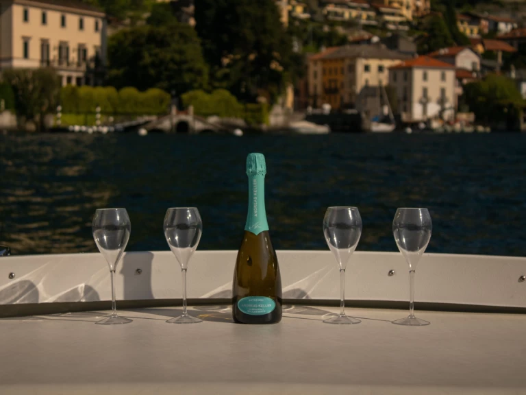 Motorboat hire in Como (City) - Bertram Bertram 31