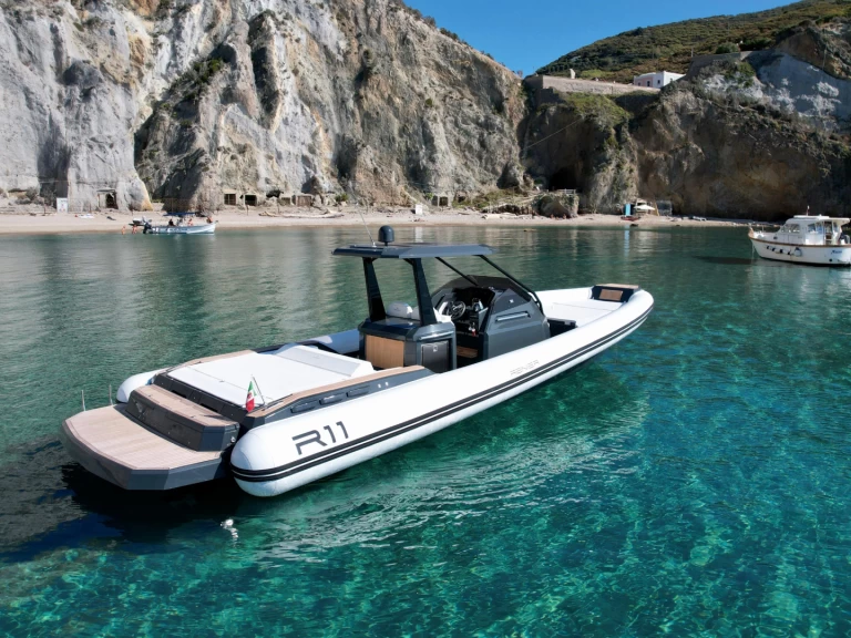 Hire RIB Renier with a boat licence