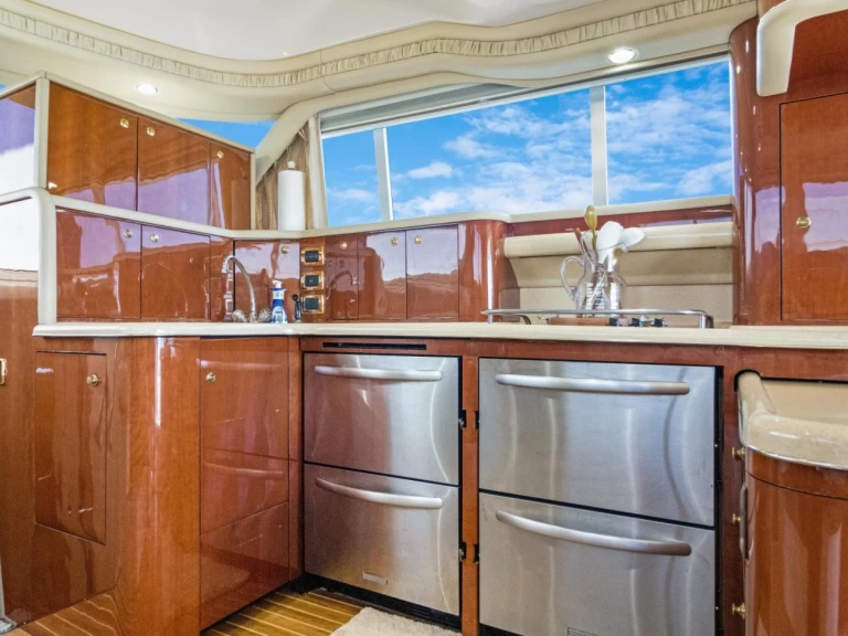 Hire a Sea Ray Sea Ray 550 Sedan Bridge Miami