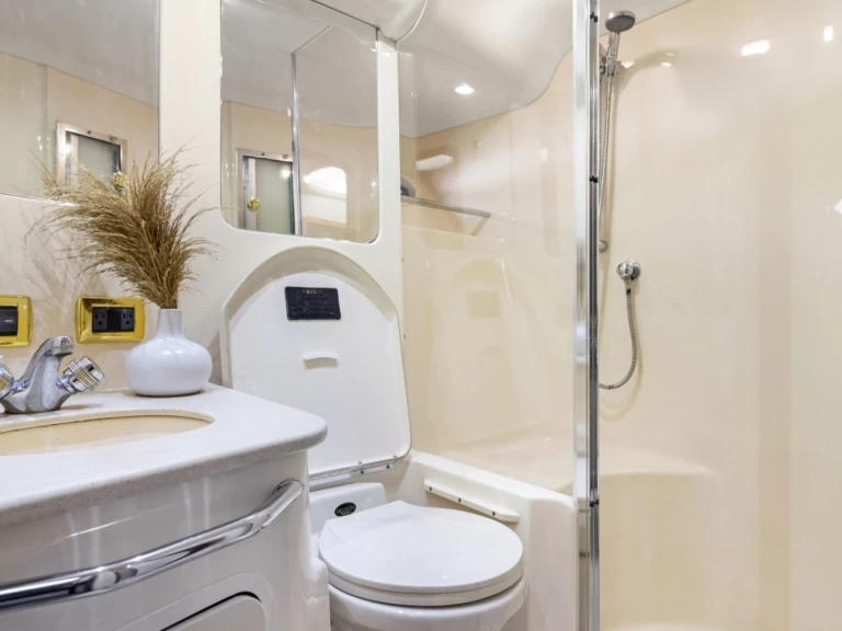 Yacht hire Miami cheap Sea Ray 550 Sedan Bridge