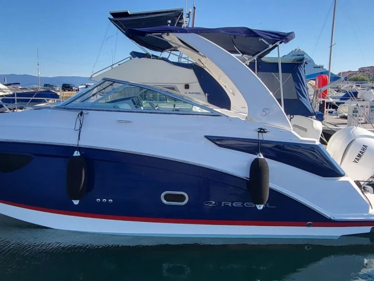 Hire Motorboat Régal with a boat licence