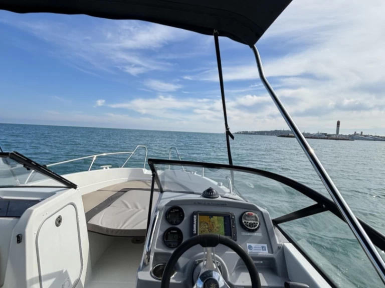 Yacht hire Antibes cheap Cap Camarat 6.5 BR