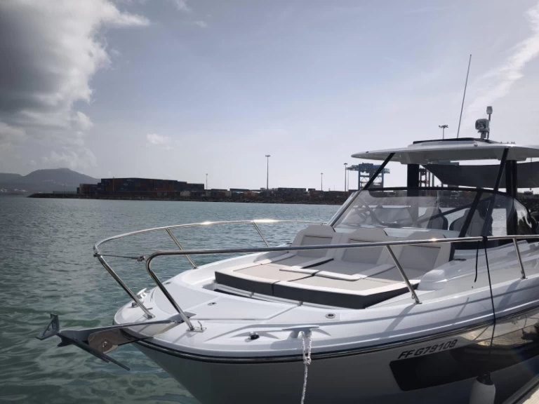 Motorboat hire in Les Trois-Îlets - Jeanneau Cap Camarat 9.0 WA