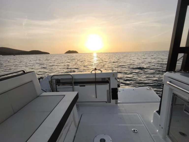 Yacht charter Les Trois-Îlets - Jeanneau Cap Camarat 9.0 WA on SamBoat