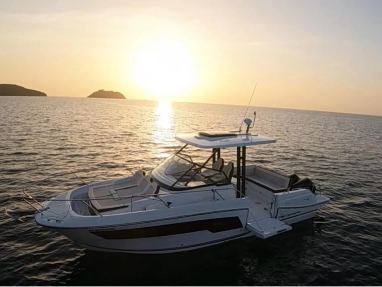 Hire Motorboat Jeanneau with a boat licence