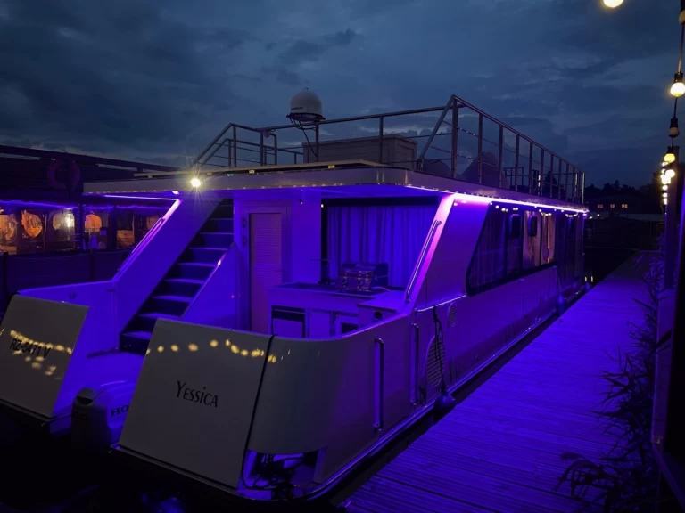 Hire Canal boat Luxboot with a boat licence