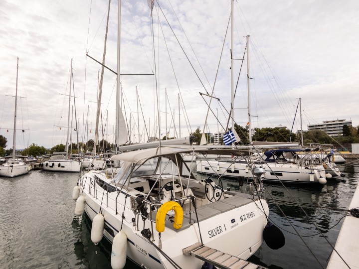Charter a Bavaria Bavaria C45 in Alimos on Samboat