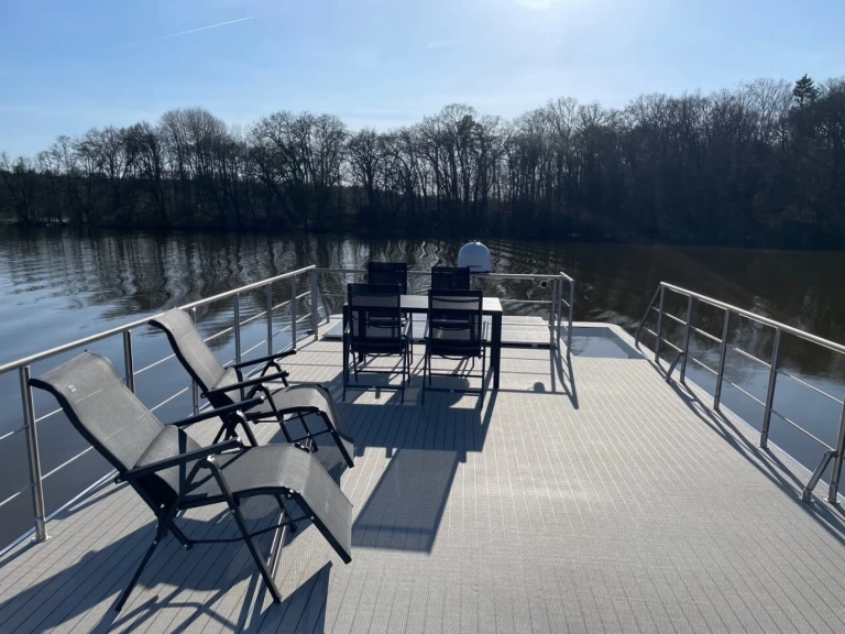 Hire Canal boat Luxboot with a boat licence