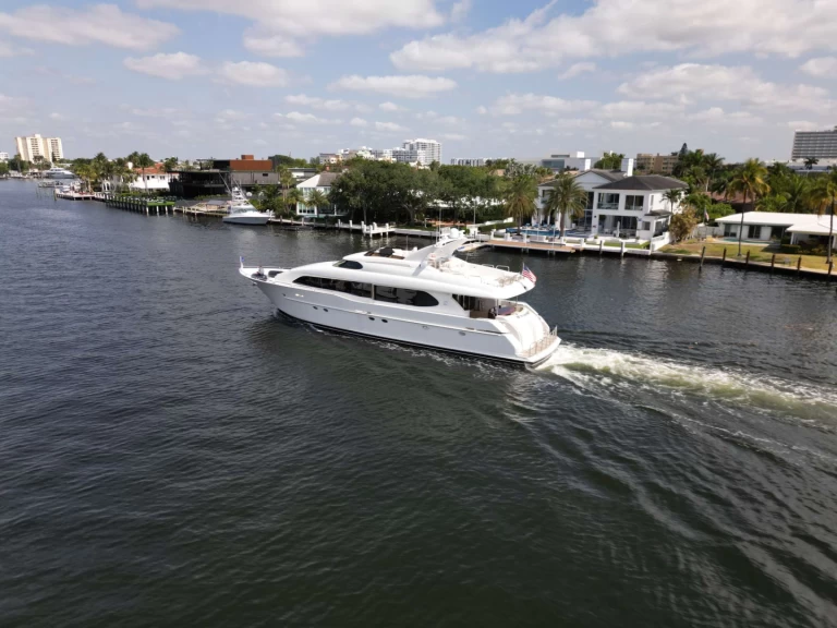 Hire Luxury Yacht with or without skipper Lazzara Long Island