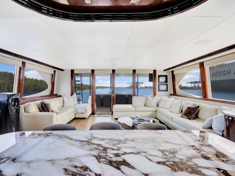 Hire Luxury Yacht Lazzara with a boat licence