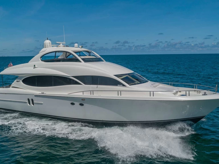 Hire Luxury Yacht Lazzara with a boat licence
