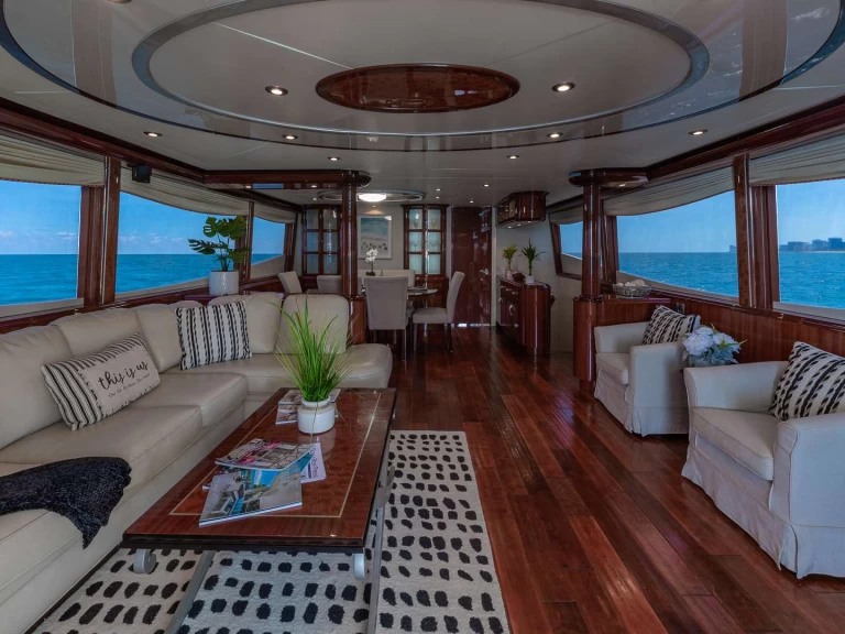Luxury Yacht to hire Miami at the best price