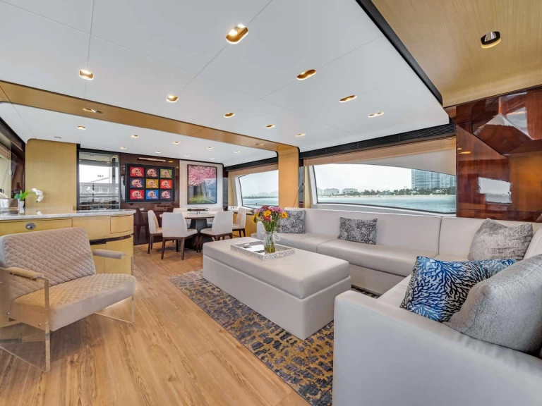 Hire Luxury Yacht Azimut with a boat licence