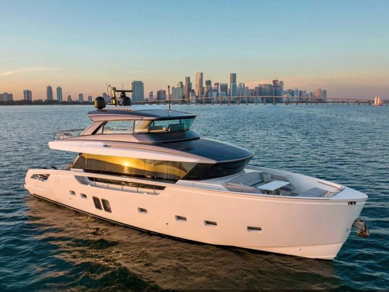 Hire Luxury Yacht San Lorenzo with a boat licence