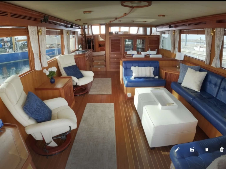 Yacht hire Newport cheap What's Next