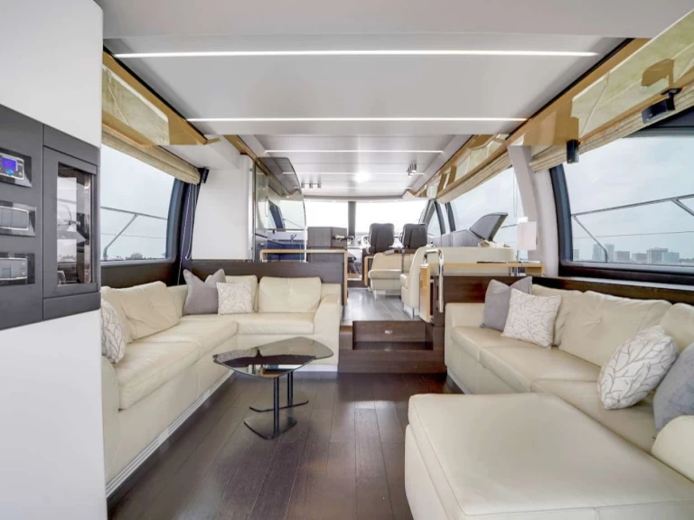 Hire Luxury Yacht Azimut with a boat licence