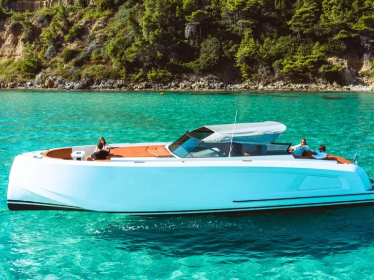 Hire Luxury Yacht Vanquish with a boat licence
