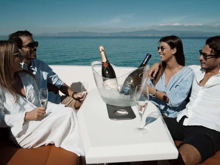 Luxury Yacht to hire Benitses at the best price