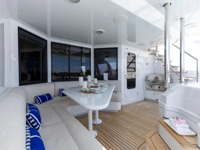 Hire Luxury Yacht delta with a boat licence