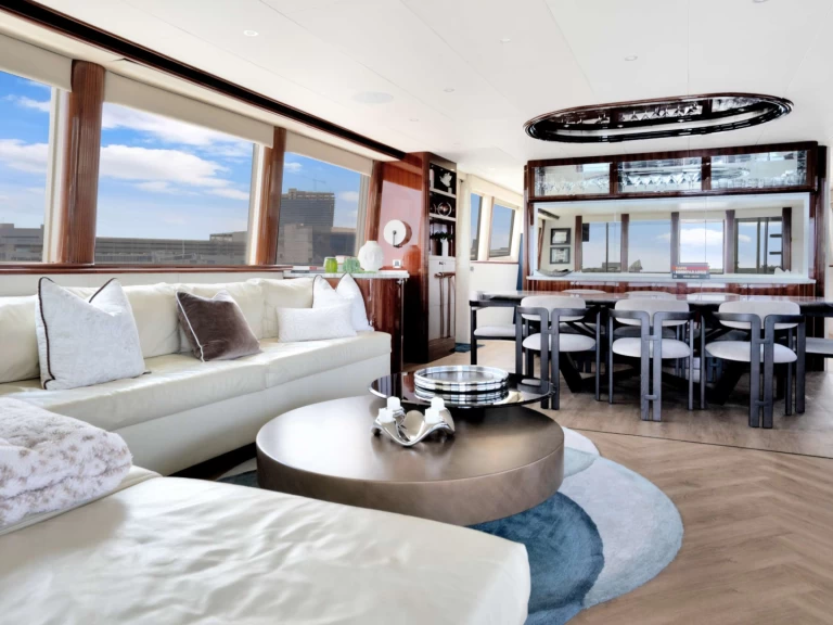 Hire Luxury Yacht Lazzara with a boat licence