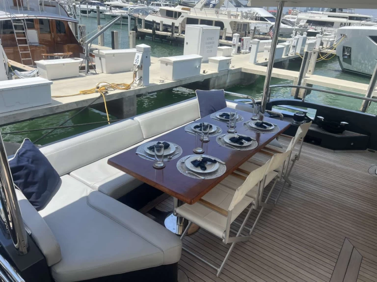 Luxury Yacht to hire Coconut Grove at the best price