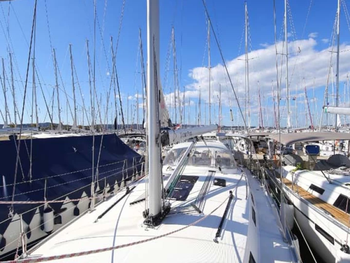 Hire Sailboat Bavaria with a boat licence