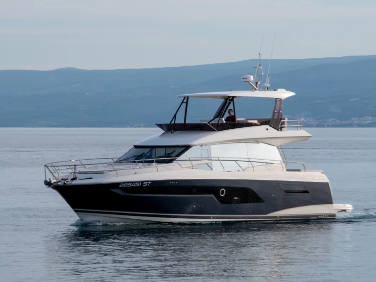 Hire a Jeanneau Prestige 520 Flybridge Split