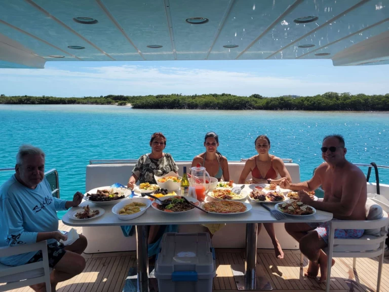 Yacht charter Turks and Caicos Islands - Azimut Saphire Blue on SamBoat