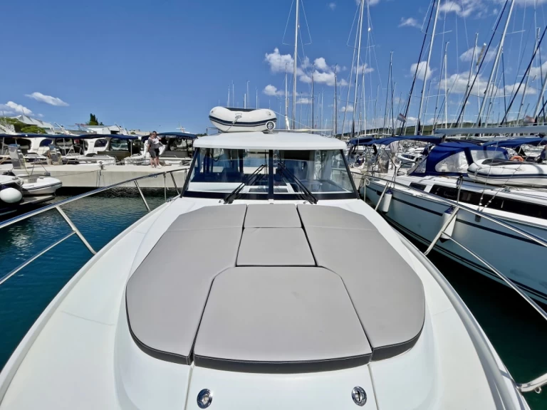 Hire Motorboat with or without skipper Jeanneau Sukošan
