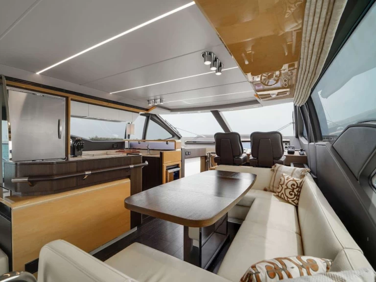 Hire Luxury Yacht Azimut with a boat licence