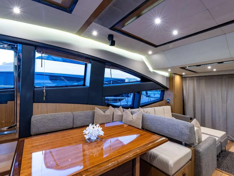Hire Luxury Yacht Sea Ray with a boat licence