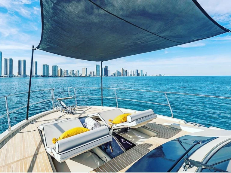 Luxury Yacht to hire Miami at the best price