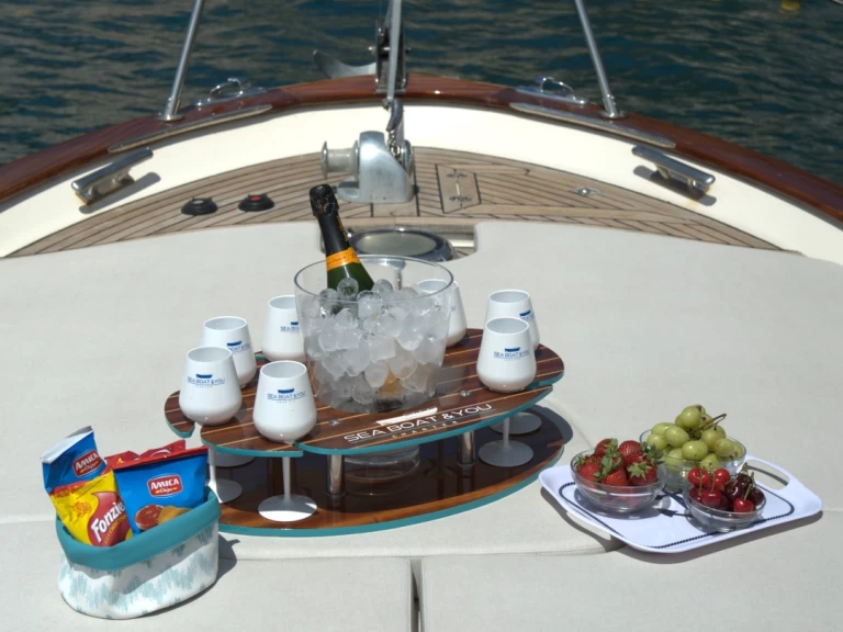 Hire Motorboat VD INGENITO with a boat licence