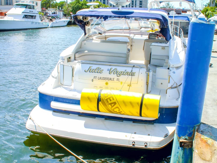 Charter a Régal Commodore 4260 in North Miami Beach on Samboat