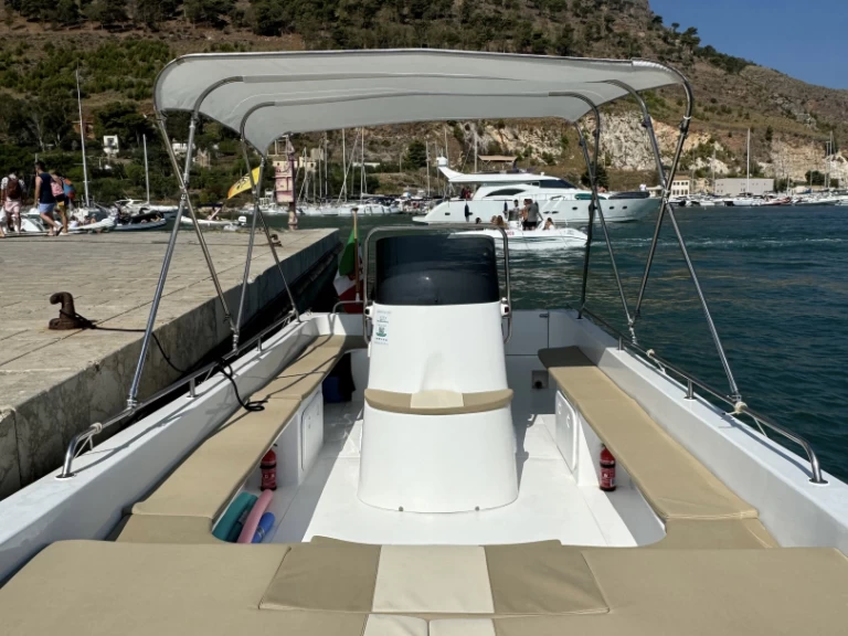 Hire a LIVER Open 860 Castellammare del Golfo