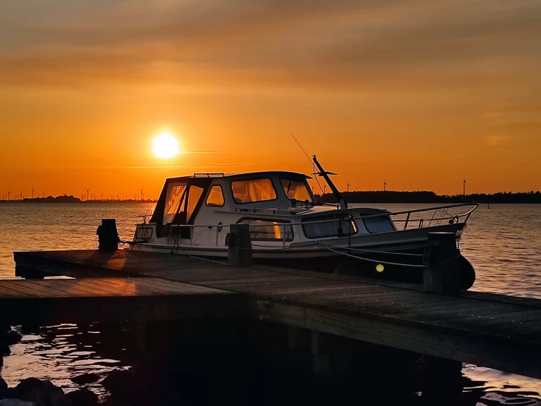 Hire Motorboat Curtevenne with a boat licence