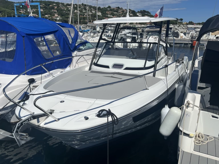 Hire Motorboat Jeanneau with a boat licence