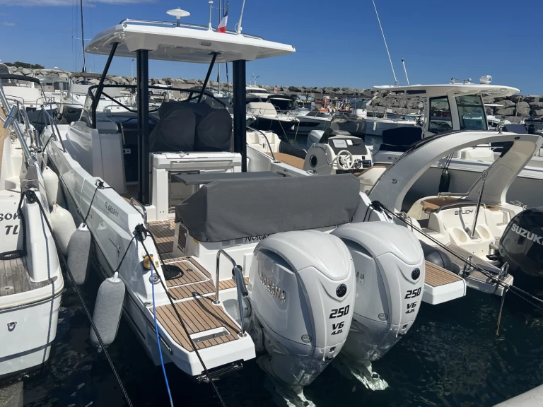 Hire Motorboat Jeanneau with a boat licence