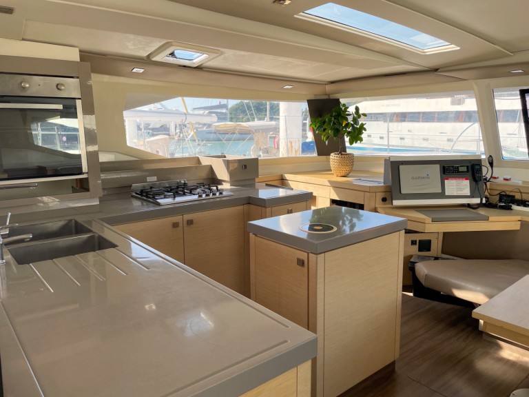 Hire Catamaran Fountaine Pajot with a boat licence