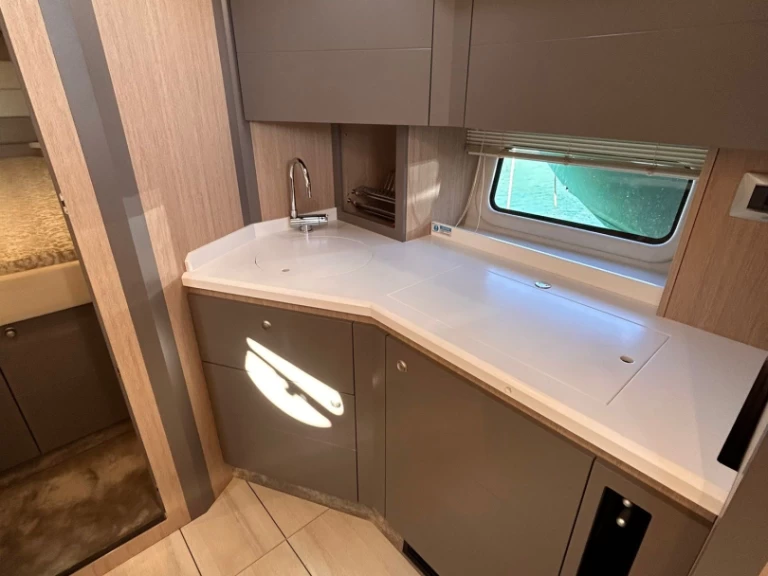 Yacht hire Nettuno cheap Z 35