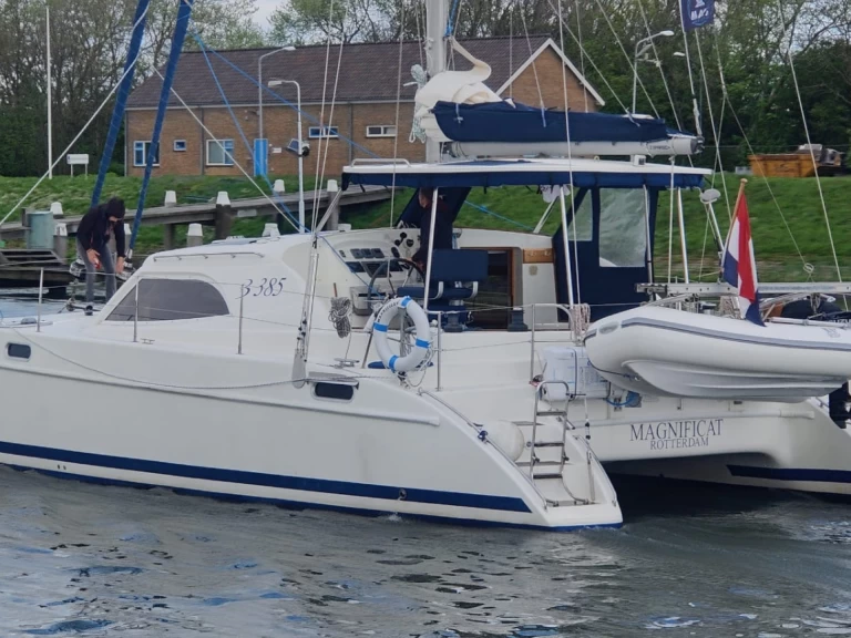Hire Catamaran Broadblue with a boat licence