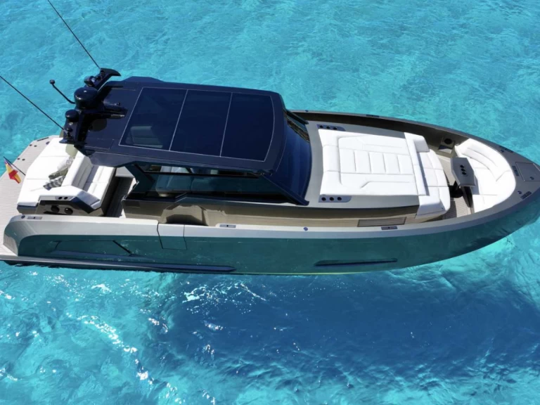 Hire Luxury Yacht Vanquish with a boat licence
