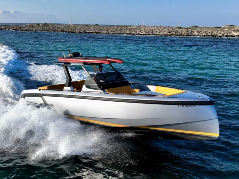 Hire Luxury Yacht Vanquish with a boat licence