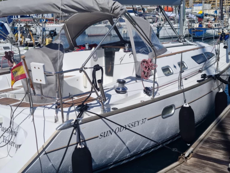 Hire Sailboat Jeanneau with a boat licence