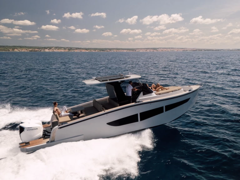 Hire Motorboat Lucky Wood with a boat licence