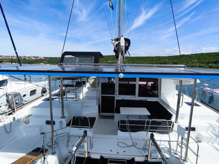 Charter a Lagoon Lagoon 400 S2 in Punat on Samboat