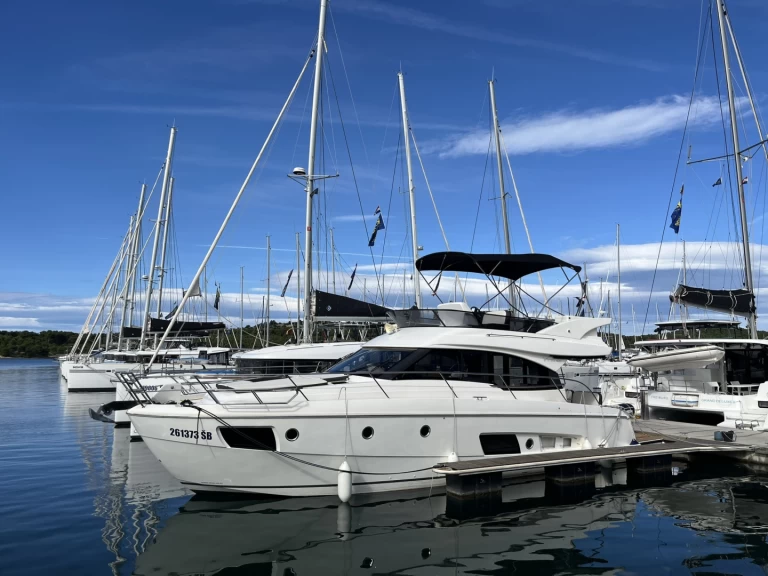 Hire Motorboat Bavaria with a boat licence