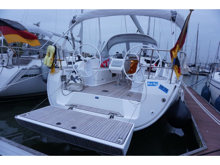 Yacht charter Lemmer - Bavaria Cruiser 37 on SamBoat