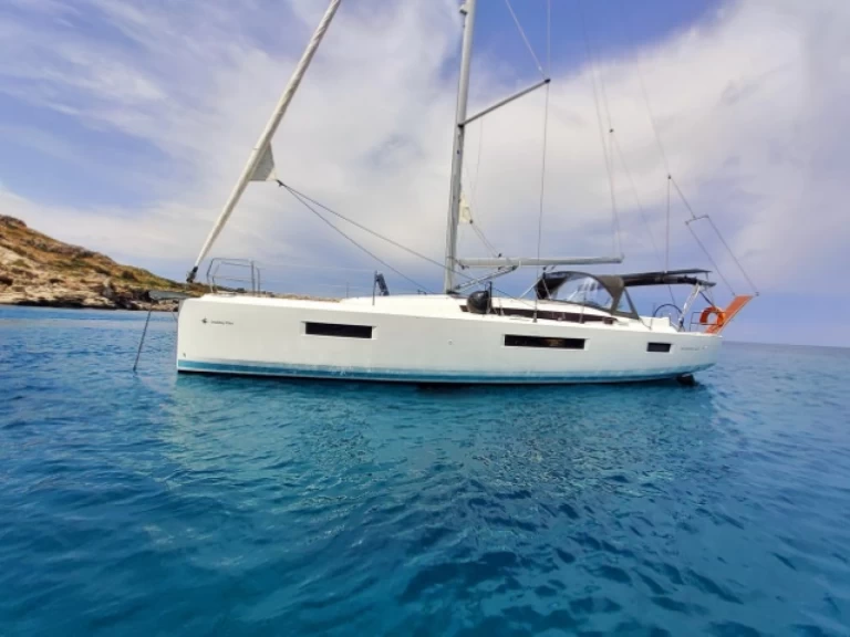 Hire Sailboat Jeanneau with a boat licence