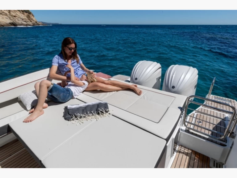 Yacht hire Hyères cheap Cap Camarat 9,0 WA